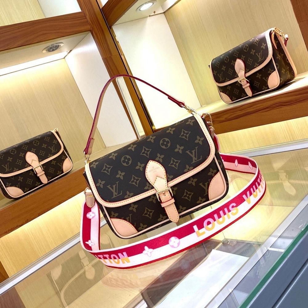 Italian-Inspired Elegant Leather Bag 25x9x15cm