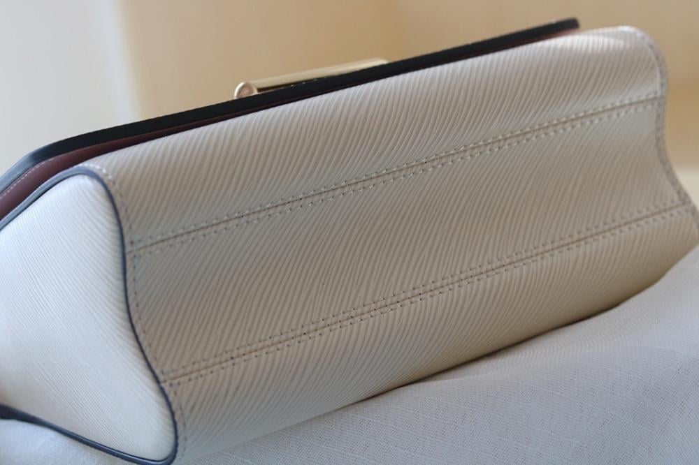 Twist Leather Shoulder Bag 23x17x9.5cm