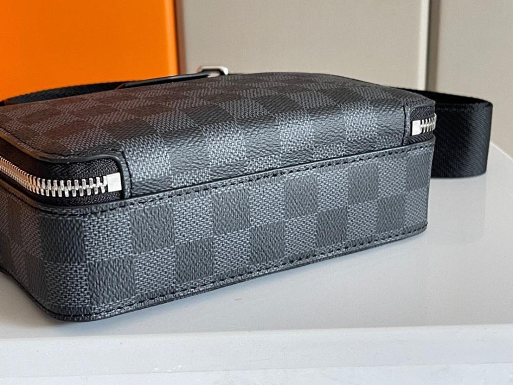 Modern Luxury Leather Shoulder Bag 18.5x11x6.5cm