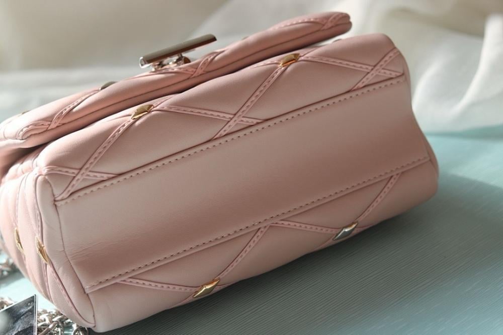 Stylish Quilted Lambskin Shoulder Bag 23x16x10cm