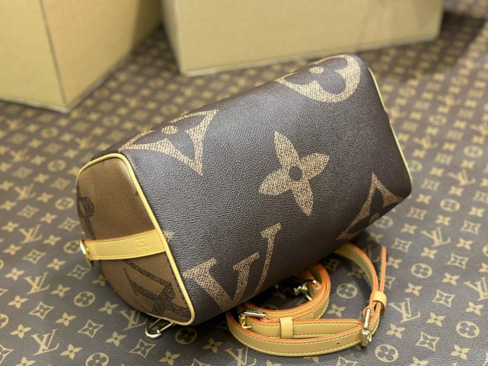 Stylish Refined Monogram Shoulder Bag 25x19x15cm