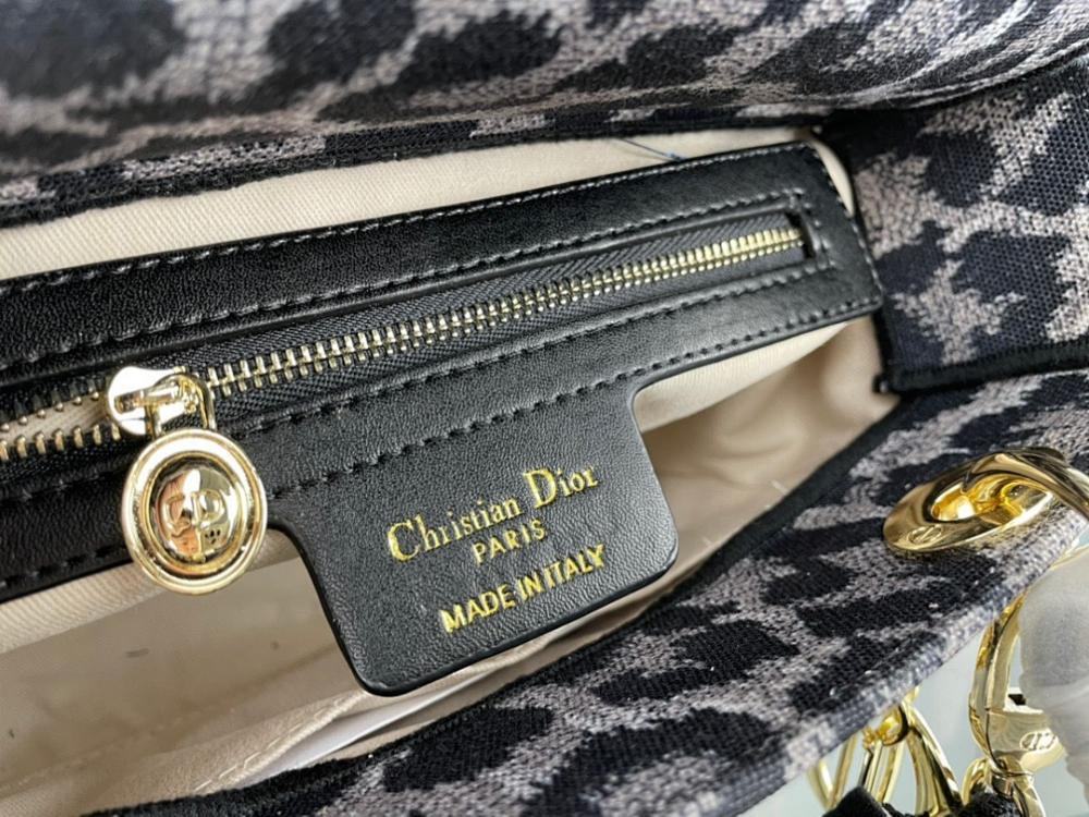 Modern Luxury Embroidered Shoulder Bag 24x20x11cm