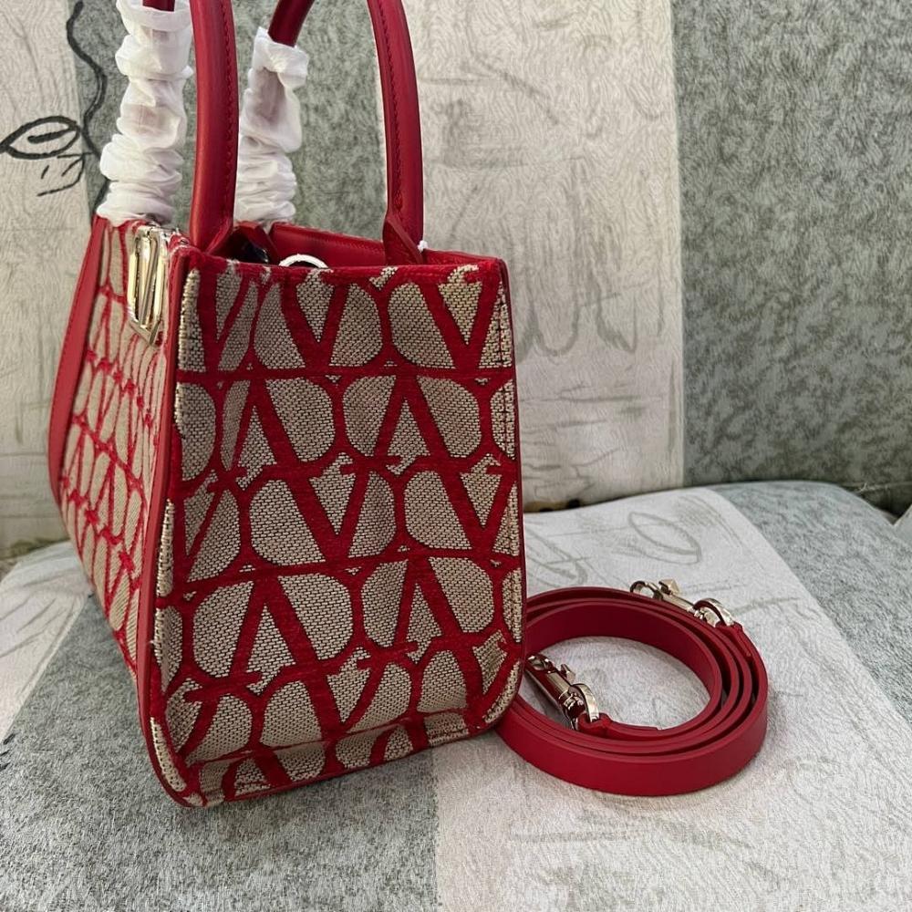 VLogo Signature Leather Shoulder Bag 28x18x11cm