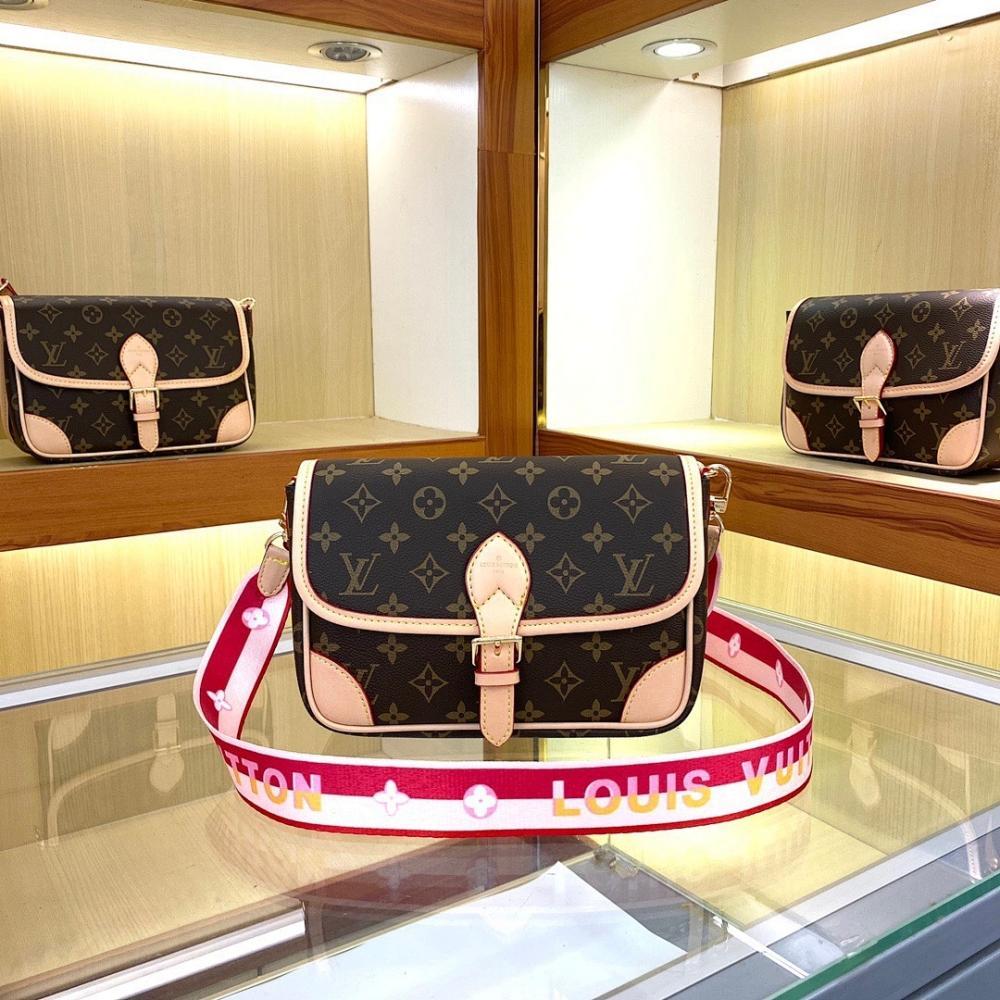 Italian-Inspired Elegant Leather Bag 25x9x15cm