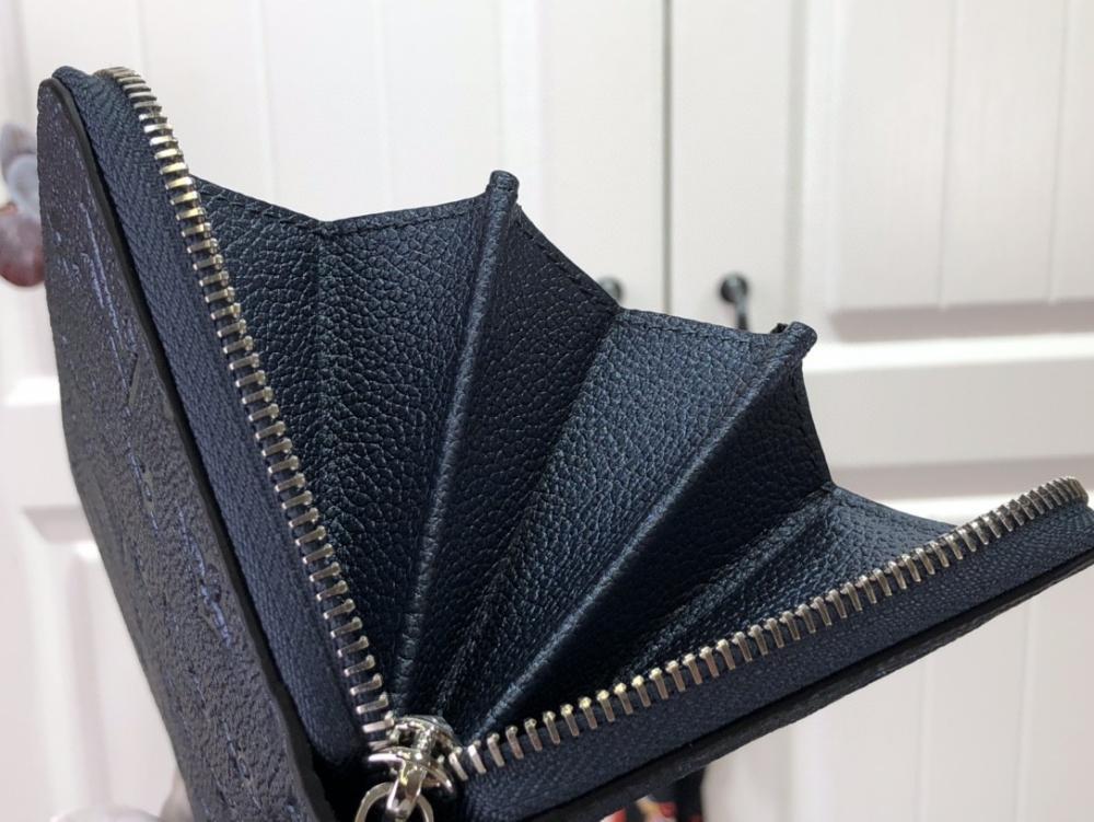 Wallet Style 985606397