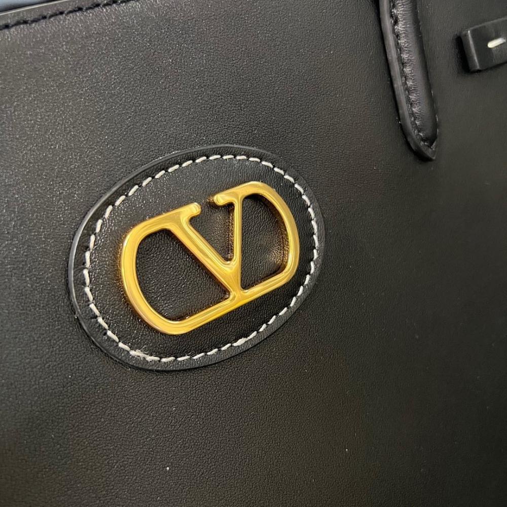VLogo Signature Leather Shoulder Bag 35x29x18cm Style 1959664182