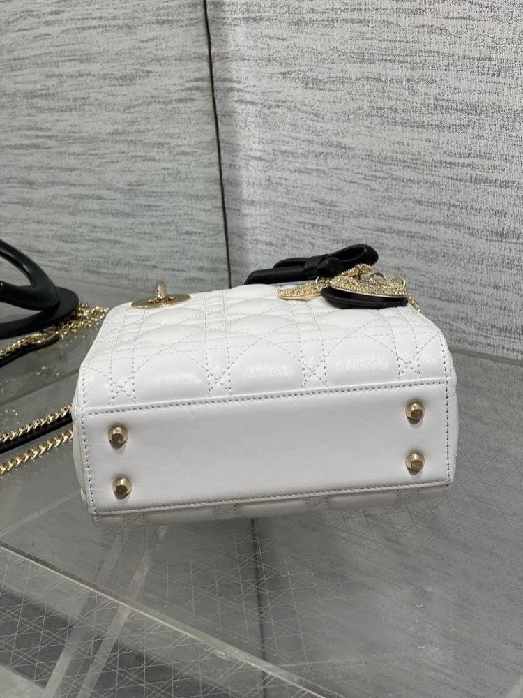 Classic Top Handle Bag Style 25421622