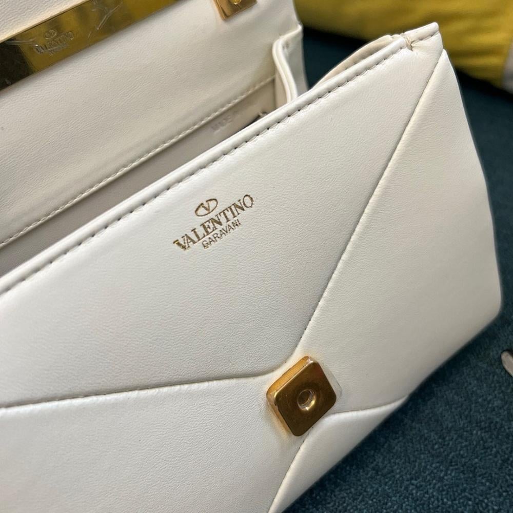 Elegant Refined Studded Leather Shoulder Bag 20x13x8.5cm