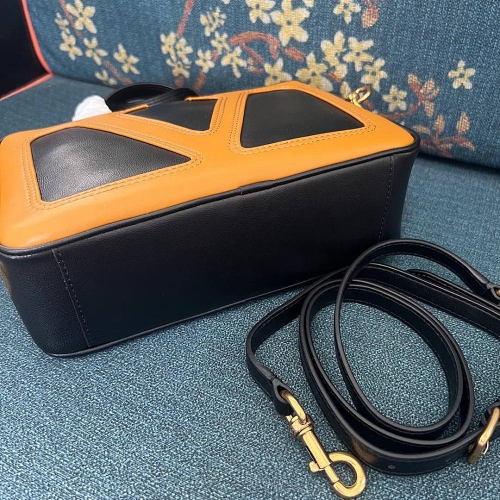 VLogo Signature Leather Shoulder Bag 23x16x8cm