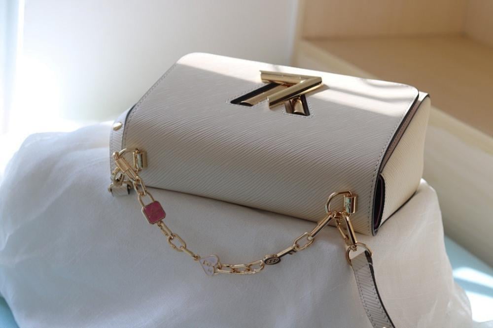 Twist Leather Shoulder Bag 23x17x9.5cm