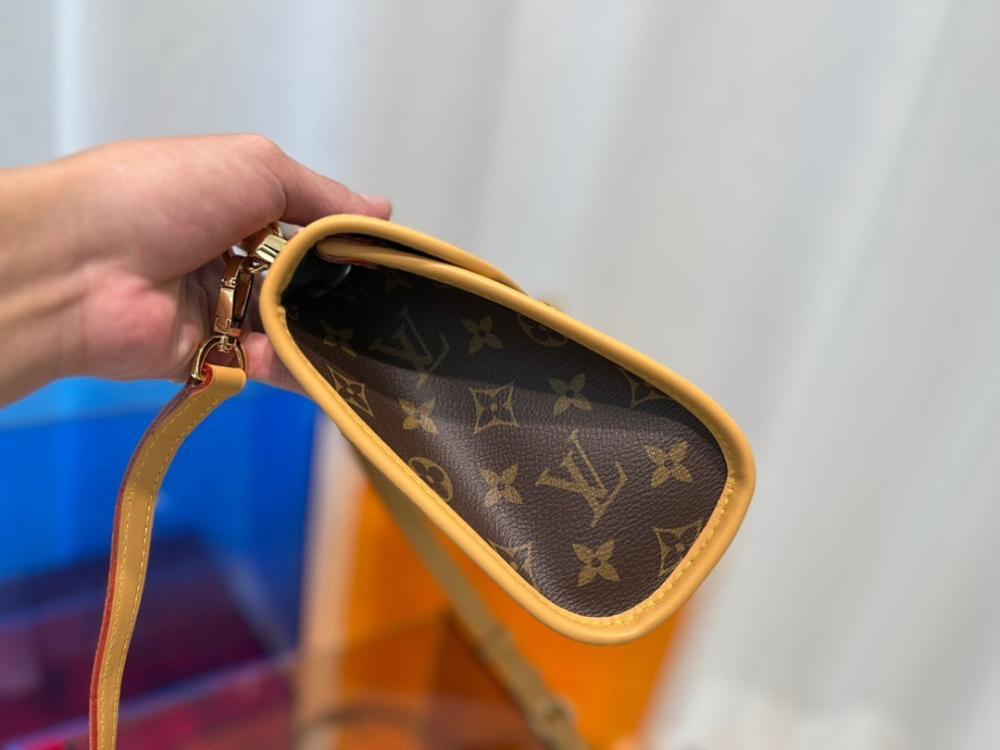 Modern Luxury Leather Shoulder Bag 23.5x18x9cm