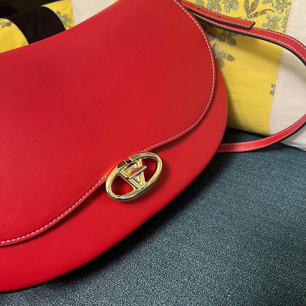 VLogo Signature Calfskin Shoulder Bag 31.5x16x9.5cm