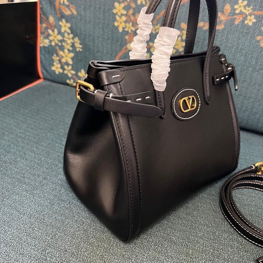 VLogo Signature Leather Shoulder Bag 22x19x12cm Style 239450807