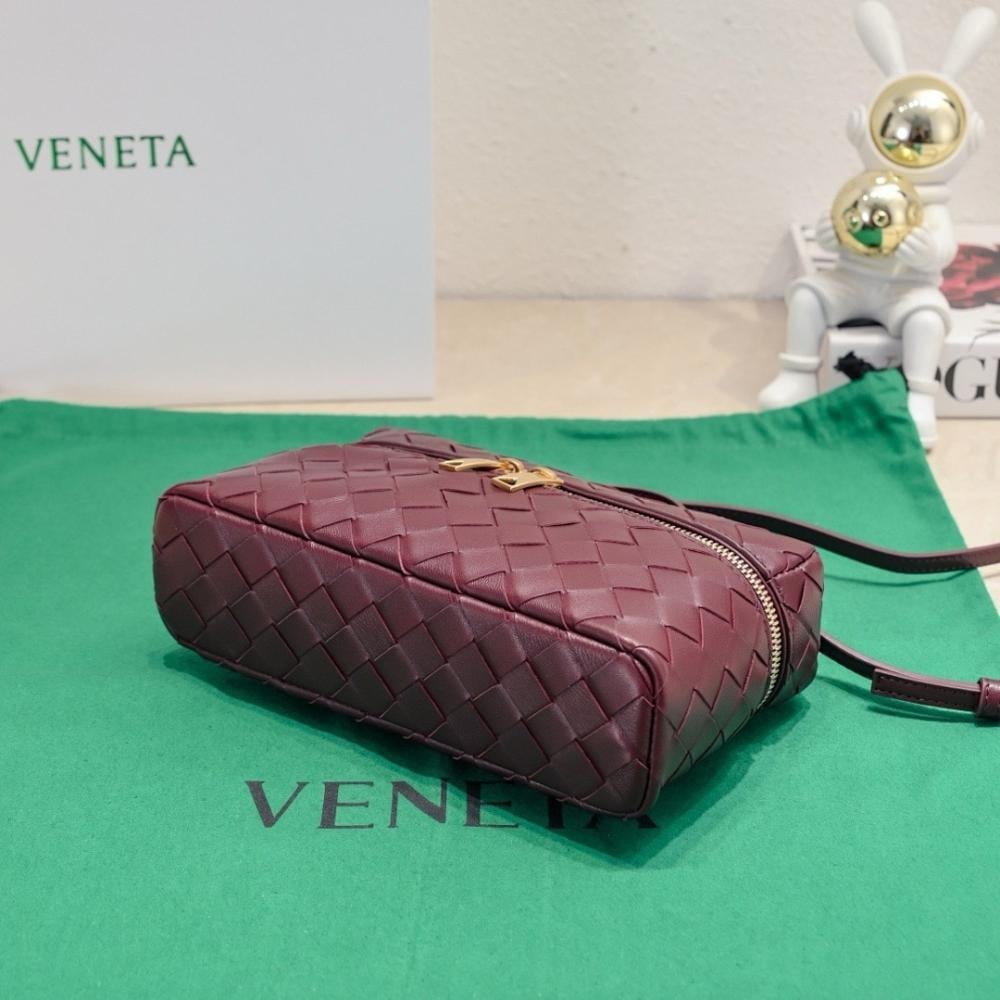 Classic Modern Woven Bag 22x12.5x5cm
