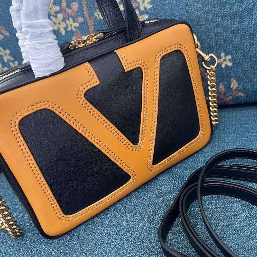 VLogo Signature Leather Shoulder Bag 23x16x8cm