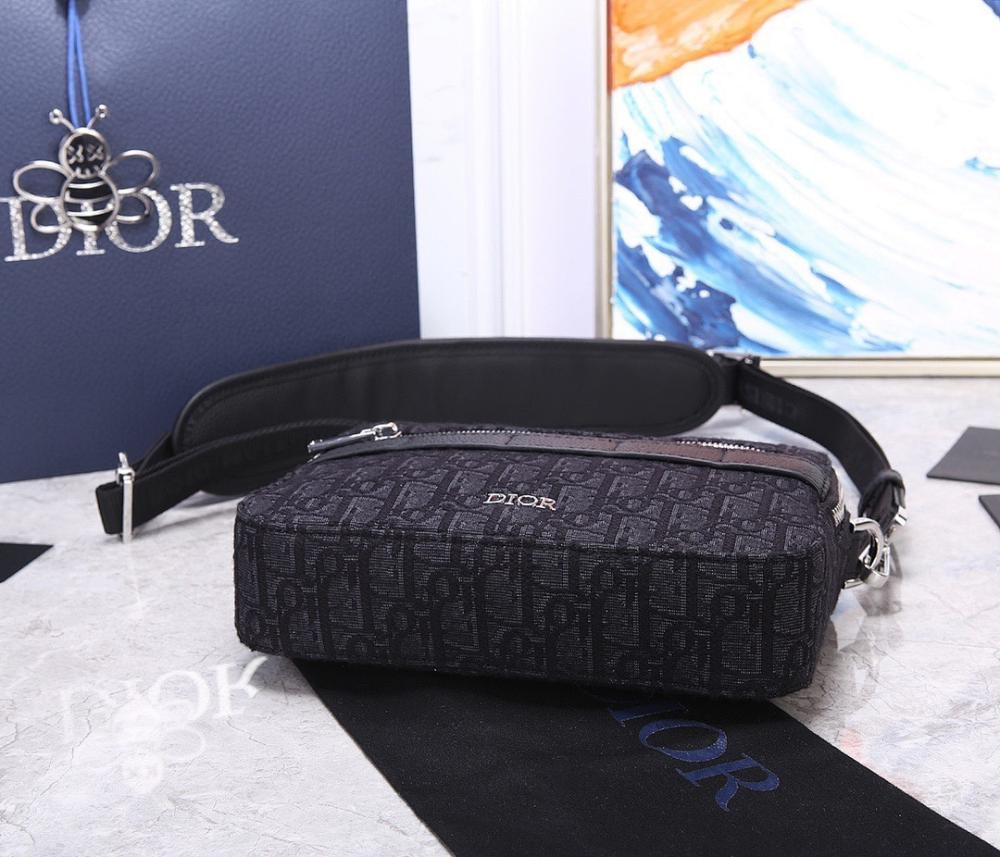 Modern Luxury Monogram Leather Top Handle Bag 22x15x5cm