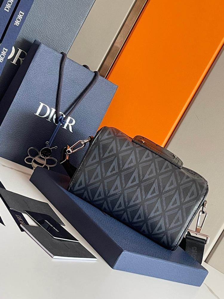 Elegant Grey Leather Shoulder Bag