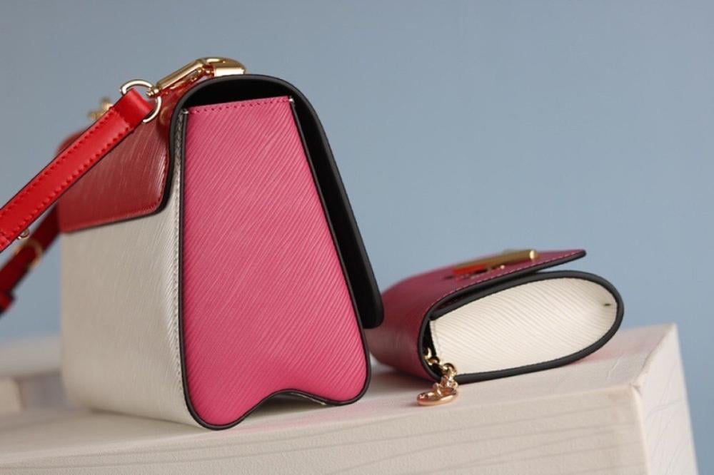Twist Leather Shoulder Bag 23x18x8cm