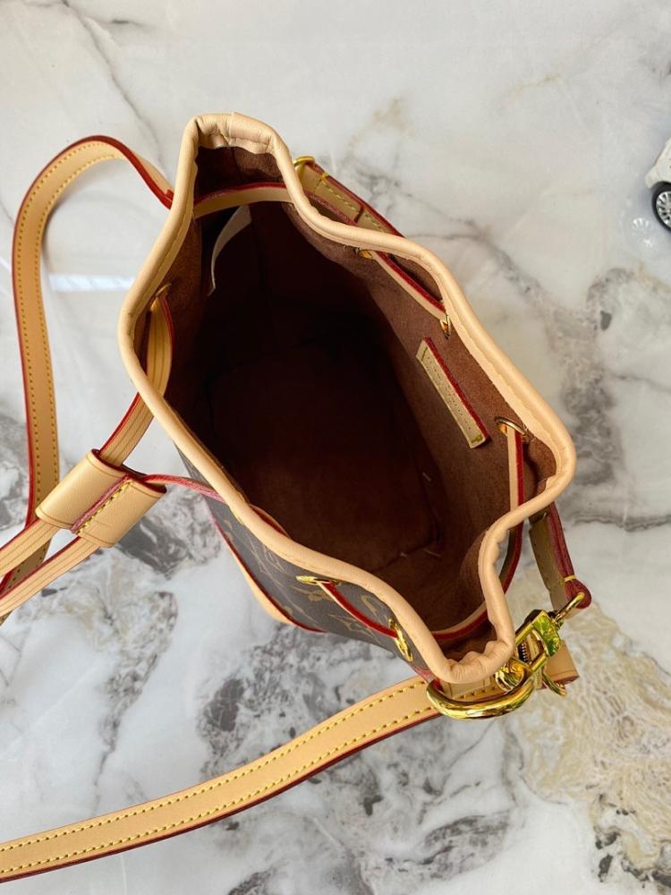 Elegant Leather Crossbody Bag