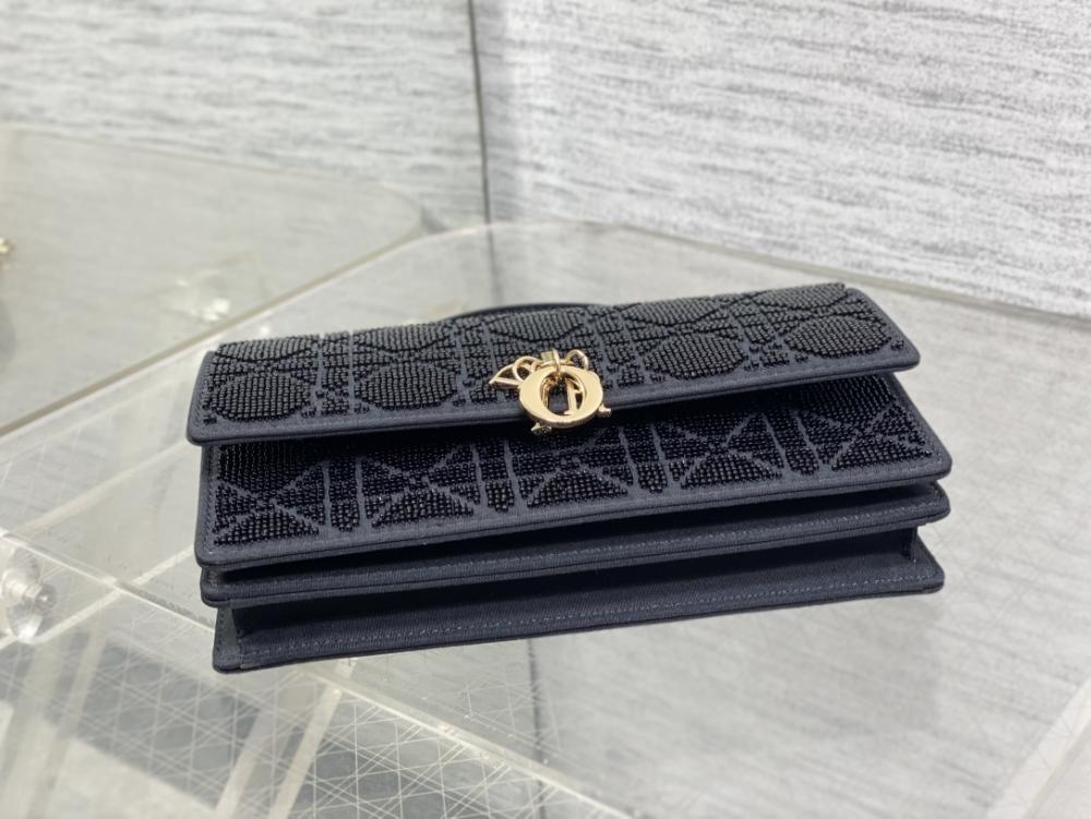 Wallet Style 472739487