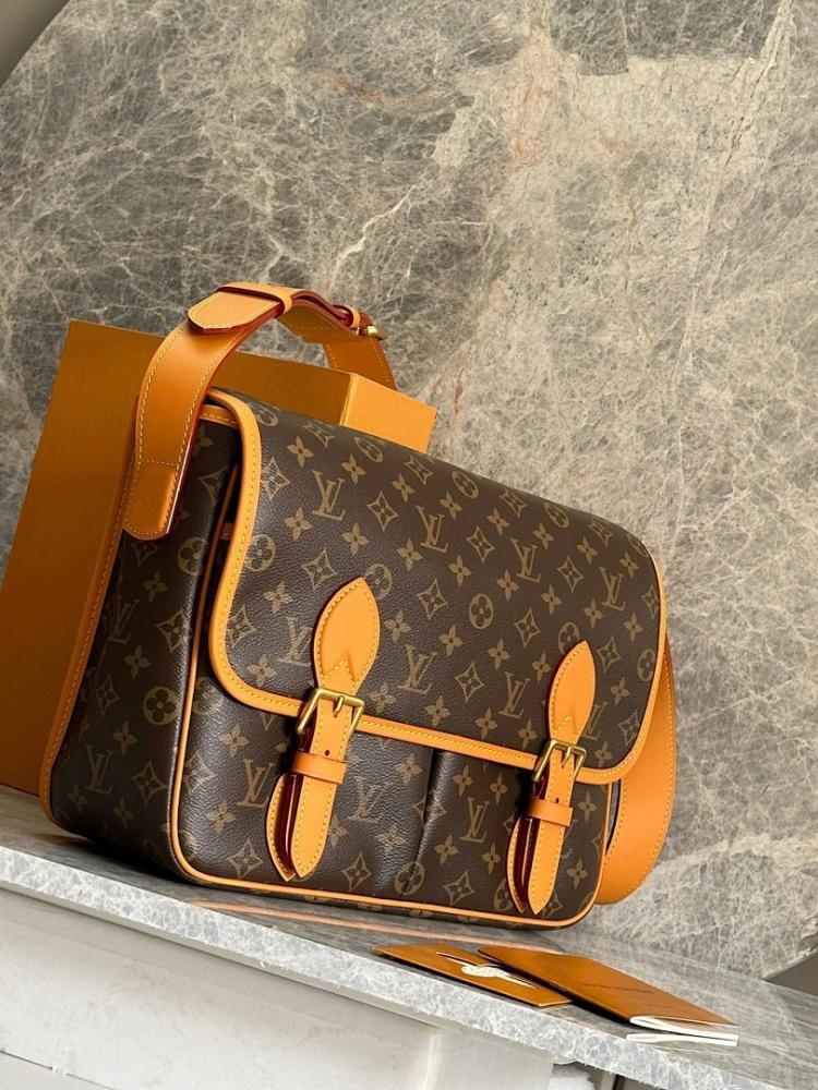 Alma Quilted Leather Shoulder Bag 35.5x24x12cm