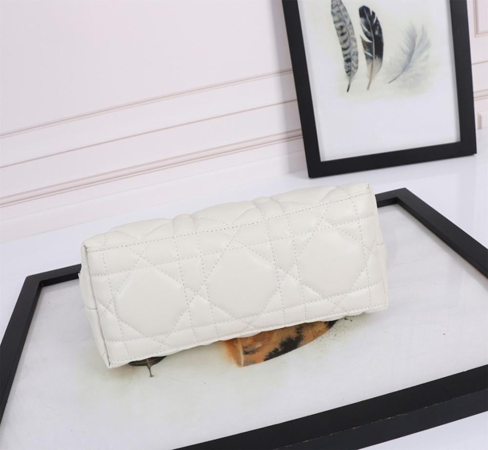 Luxury Refined Embroidered Shoulder Bag White 22x13x9.5cm