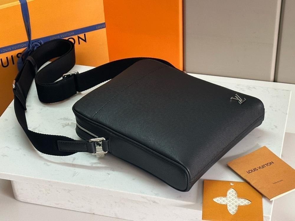 Stylish Premium Leather Shoulder Bag 21x25x4cm