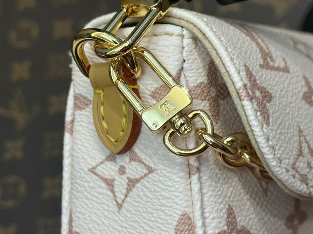 Classic Leather Shoulder Bag 23.5x12x4cm