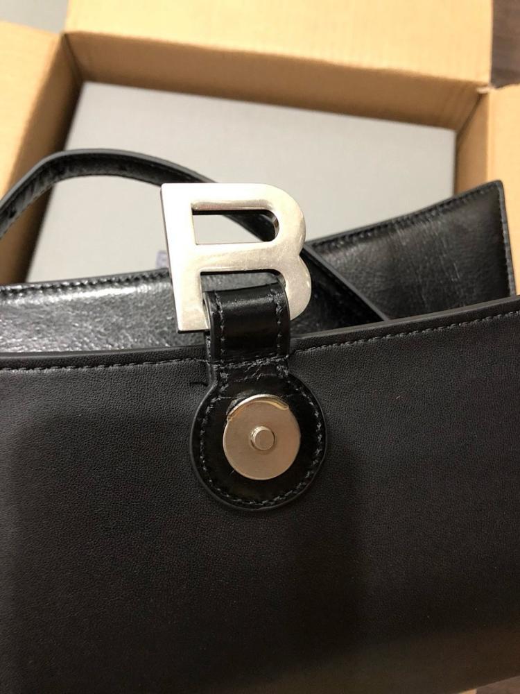 Stylish Calfskin Shoulder Bag 25x15x9.5cm