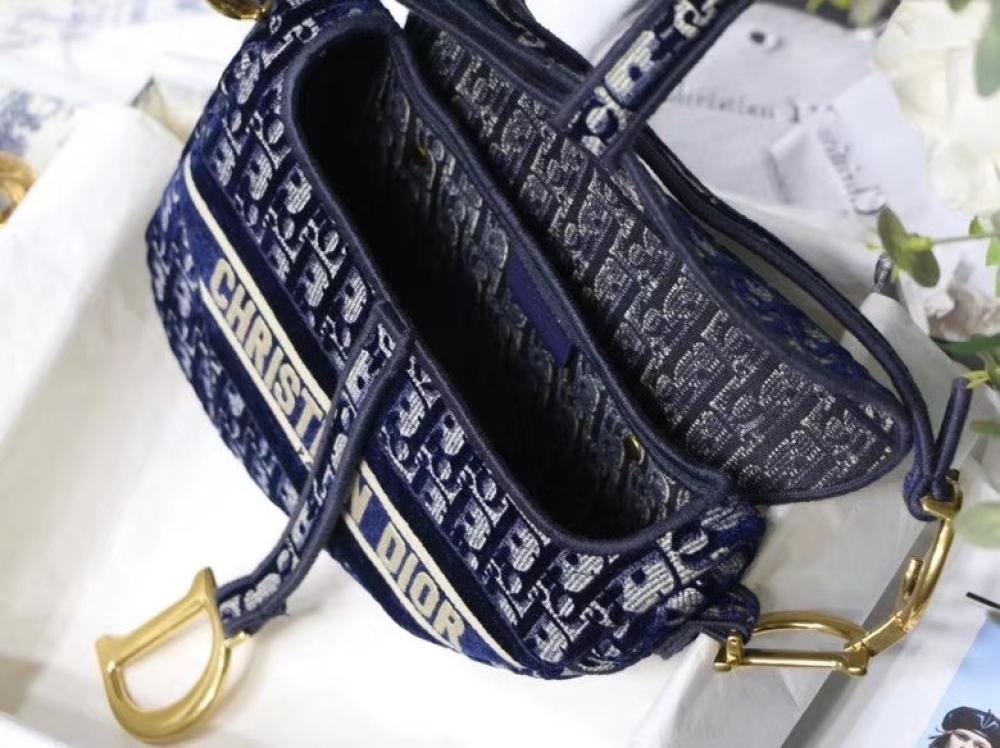 Classic Shoulder Bag Style 180998538