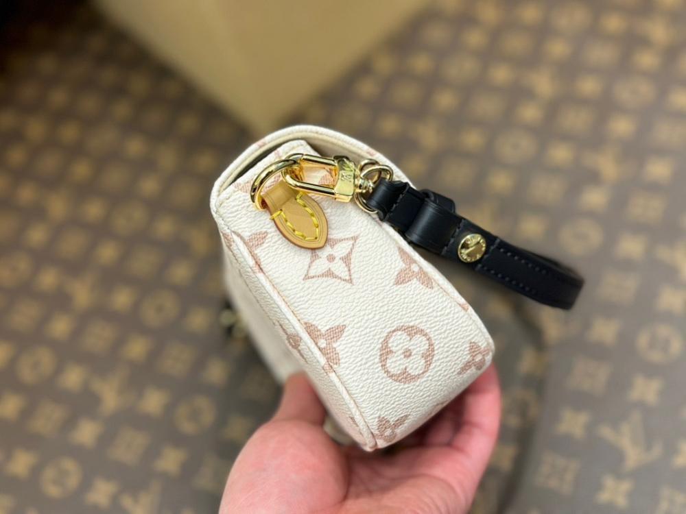 Classic Leather Shoulder Bag 23.5x12x4cm