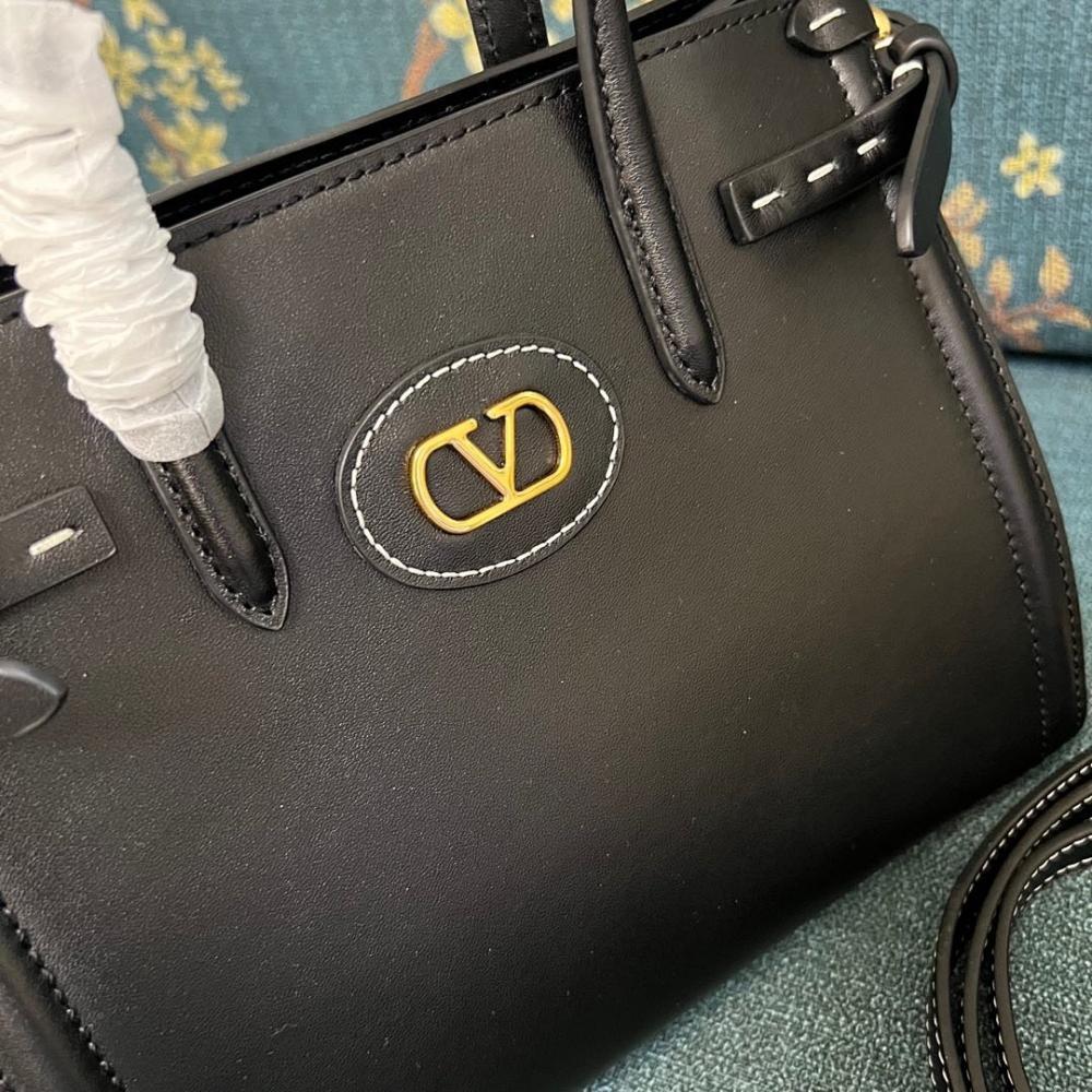 VLogo Signature Leather Shoulder Bag 22x19x12cm Style 239450807