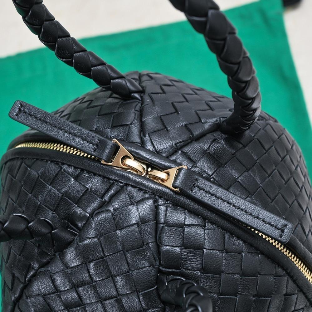 Stylish Refined Lambskin Shoulder Bag 22x22x22cm