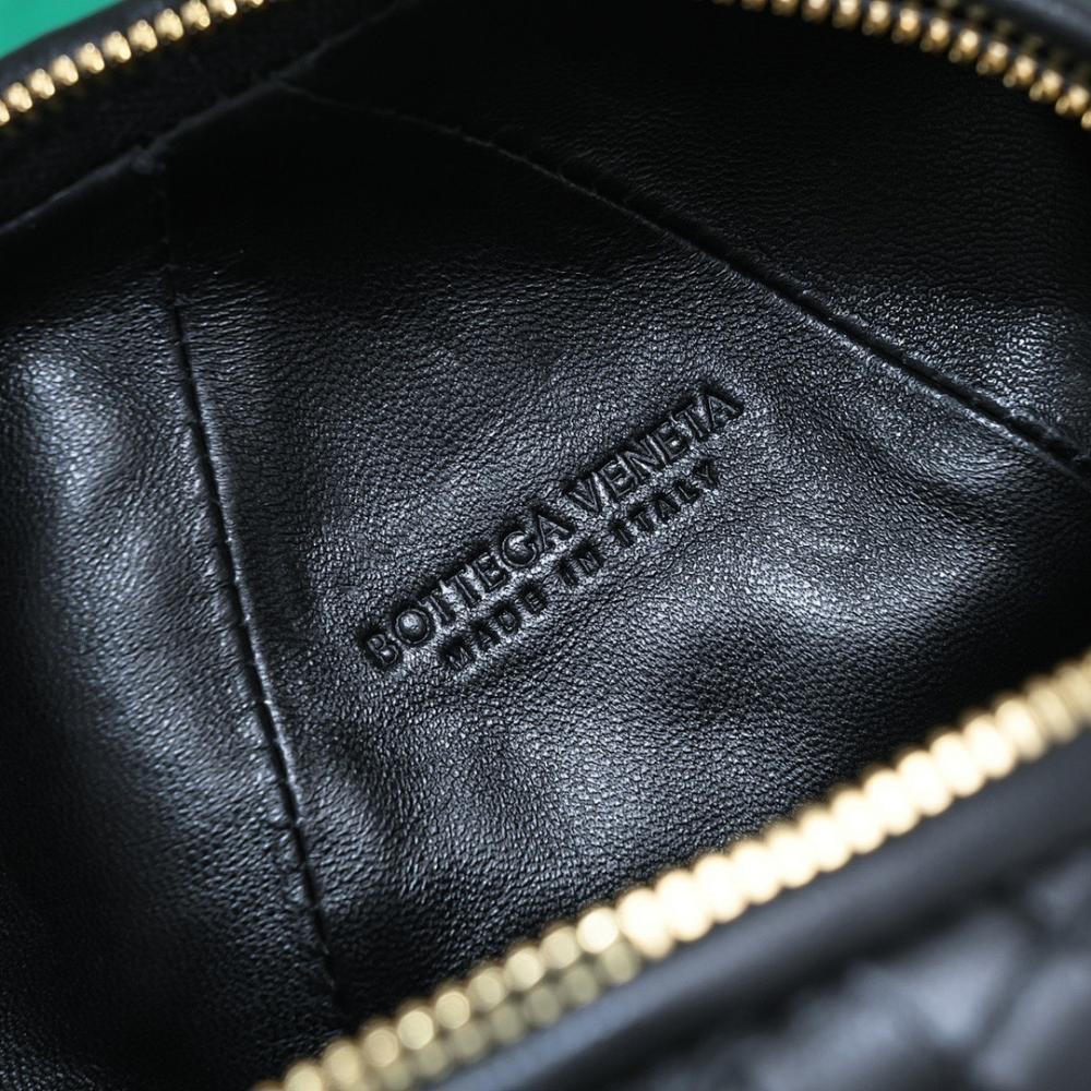 Stylish Refined Lambskin Shoulder Bag 22x22x22cm