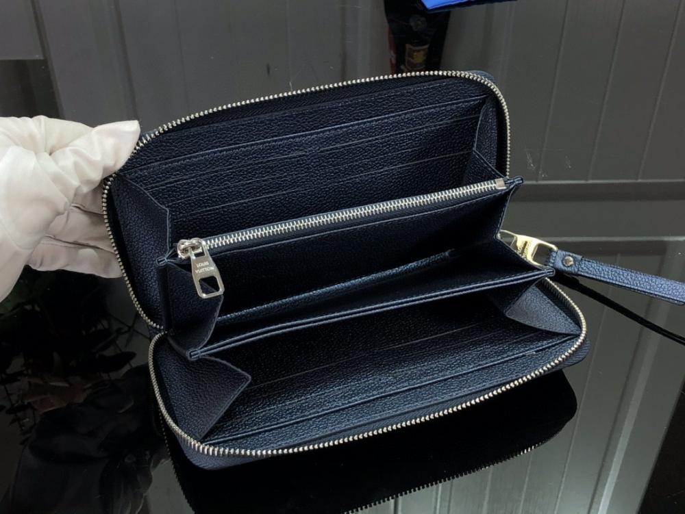 Wallet Style 985606397