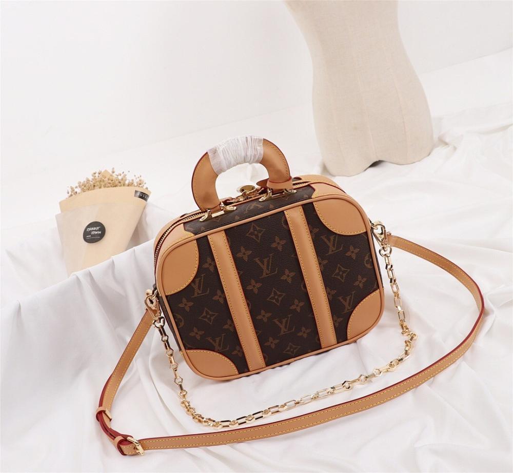 Elegant Monogram Leather Crossbody Bag 25x20x10cm