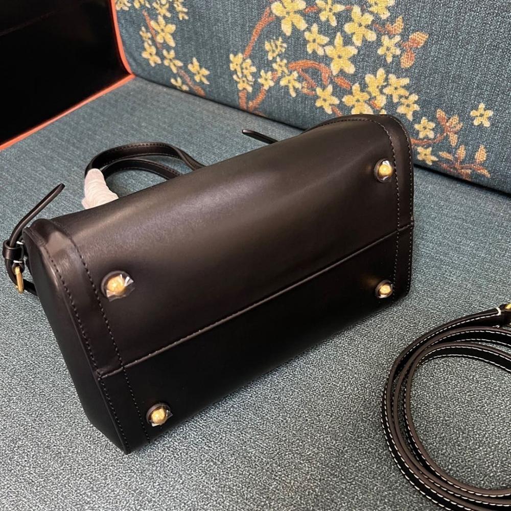 VLogo Signature Leather Shoulder Bag 22x19x12cm Style 239450807