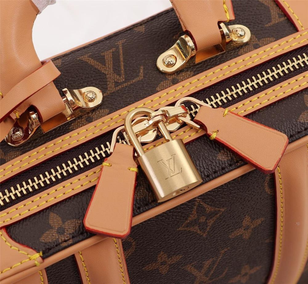 Elegant Monogram Leather Crossbody Bag 25x20x10cm