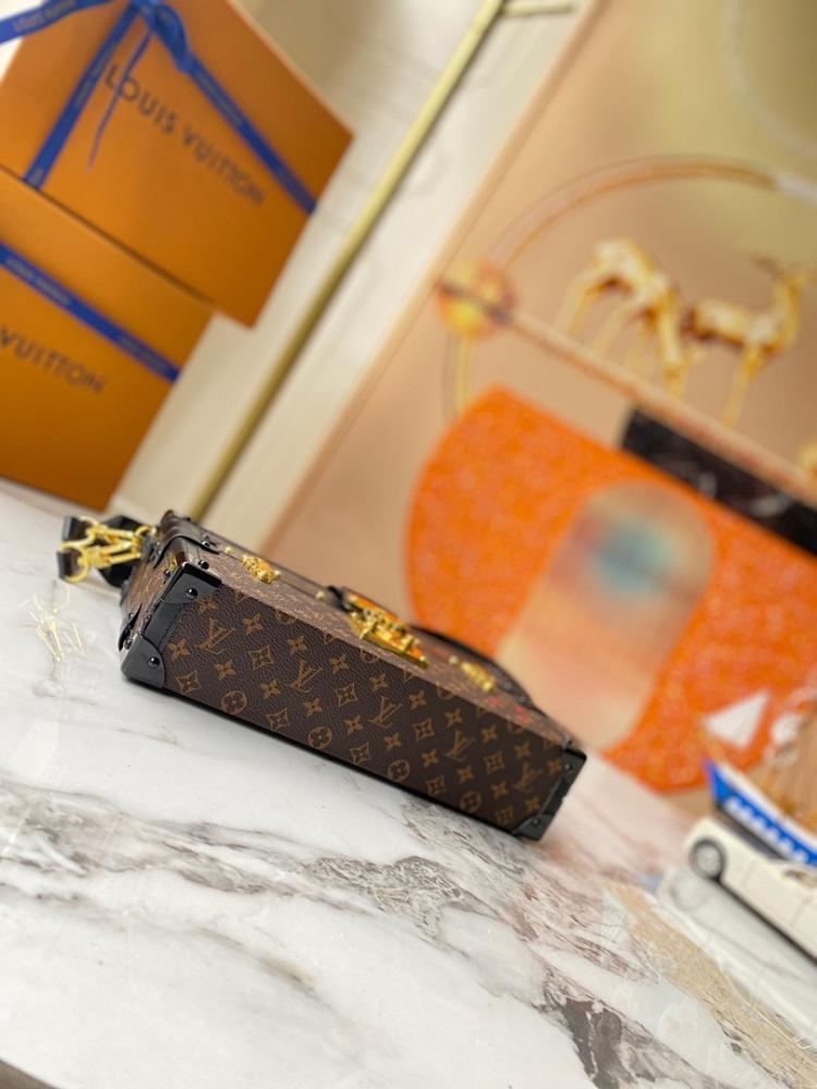 Elegant Refined Leather Shoulder Bag 27x12x6.5cm