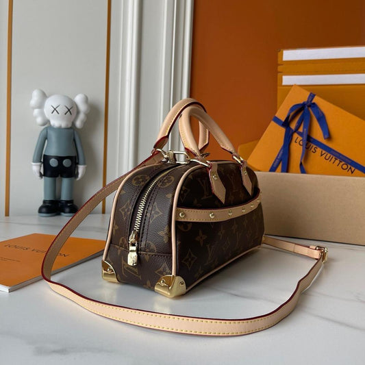 Modern Refined Studded Leather Crossbody Bag 27x14x10cm