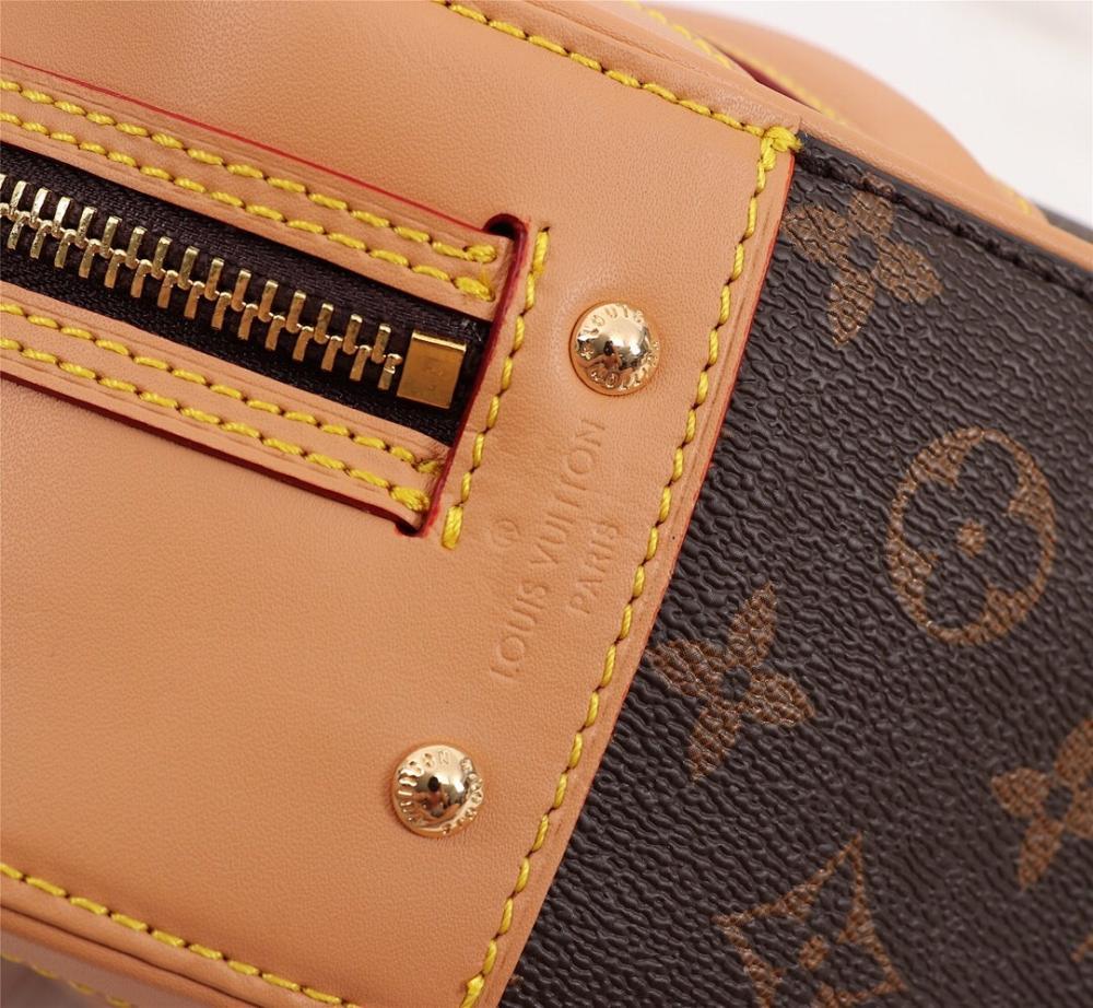 Elegant Monogram Leather Crossbody Bag 25x20x10cm