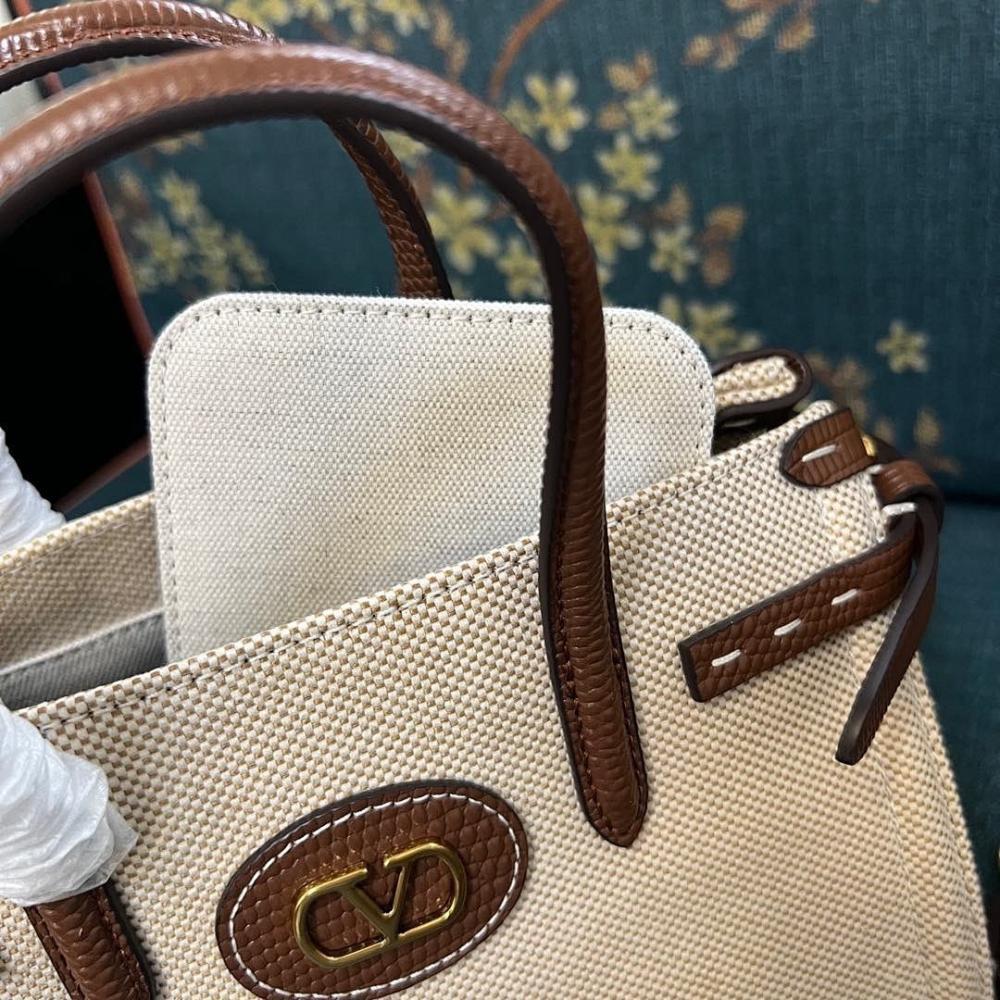 VLogo Signature Leather Shoulder Bag Style 1710309564