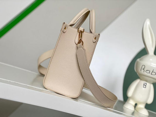 Elegant Leather Shoulder Bag 24.5x19x10.5cm