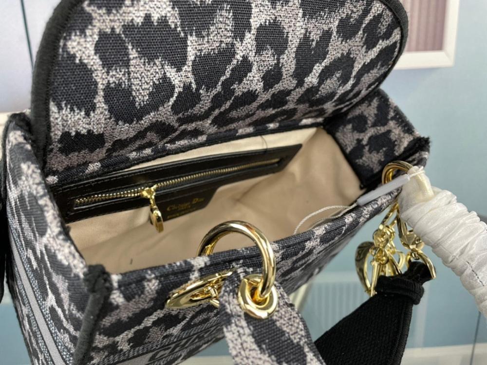 Modern Luxury Embroidered Shoulder Bag 24x20x11cm