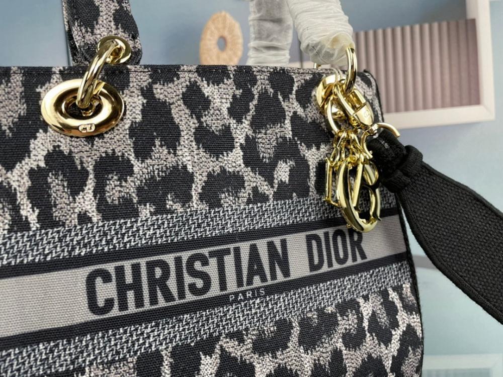 Modern Luxury Embroidered Shoulder Bag 24x20x11cm