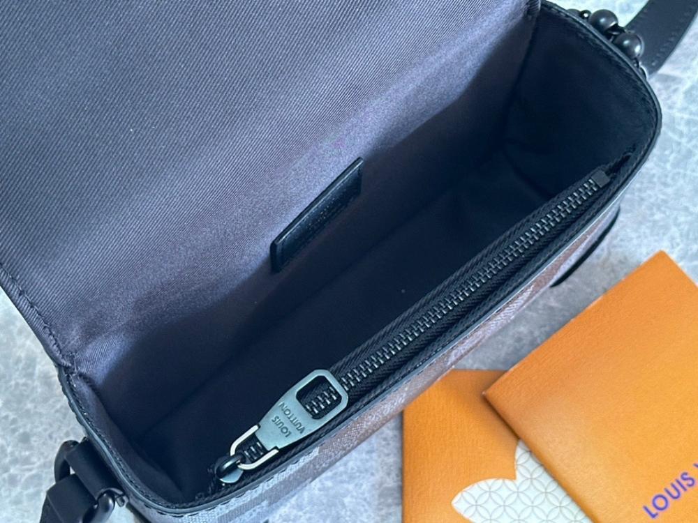 Modern Refined Black Shoulder Bag 18x11x6.5cm