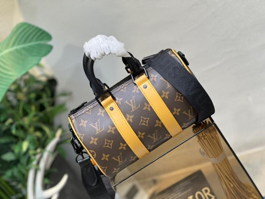 Stylish Leather Travel Bag 25x15x11cm