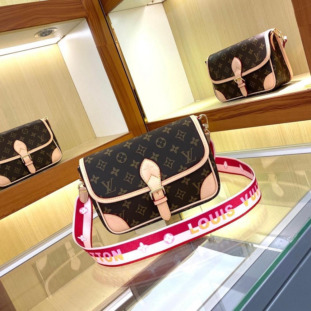 Italian-Inspired Elegant Leather Bag 25x9x15cm