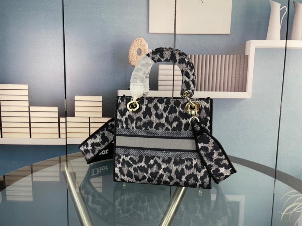 Modern Luxury Embroidered Shoulder Bag 24x20x11cm