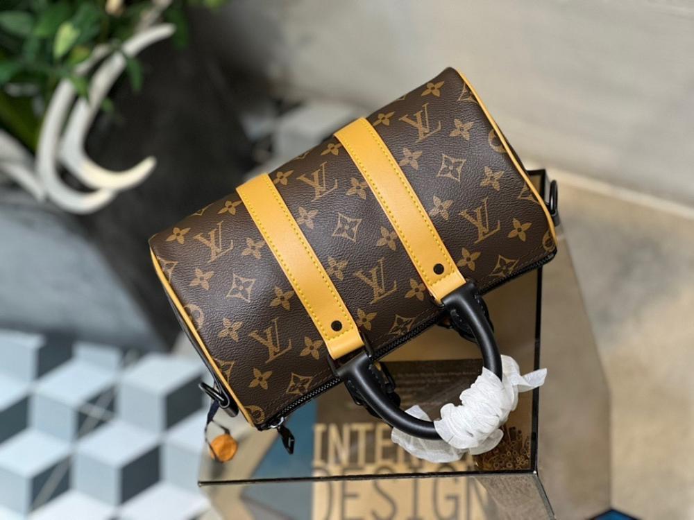 Stylish Leather Travel Bag 25x15x11cm